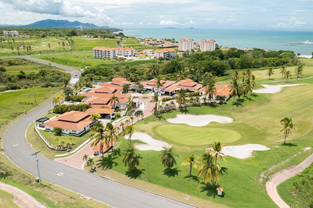 The Golf Oasis Villa by Acomodo