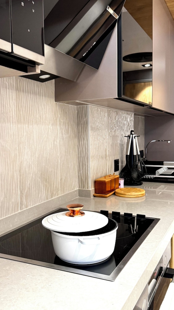Elite Luxury Suites at Diamond in City