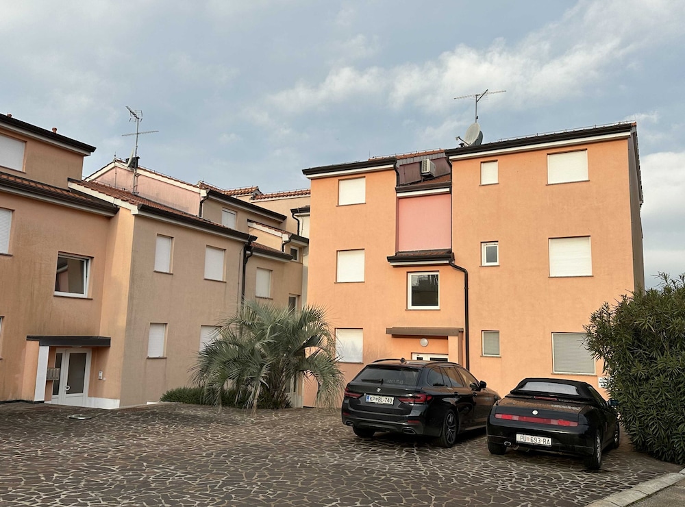 Classic and Modern Umag Apartment With Terrace and BBQ