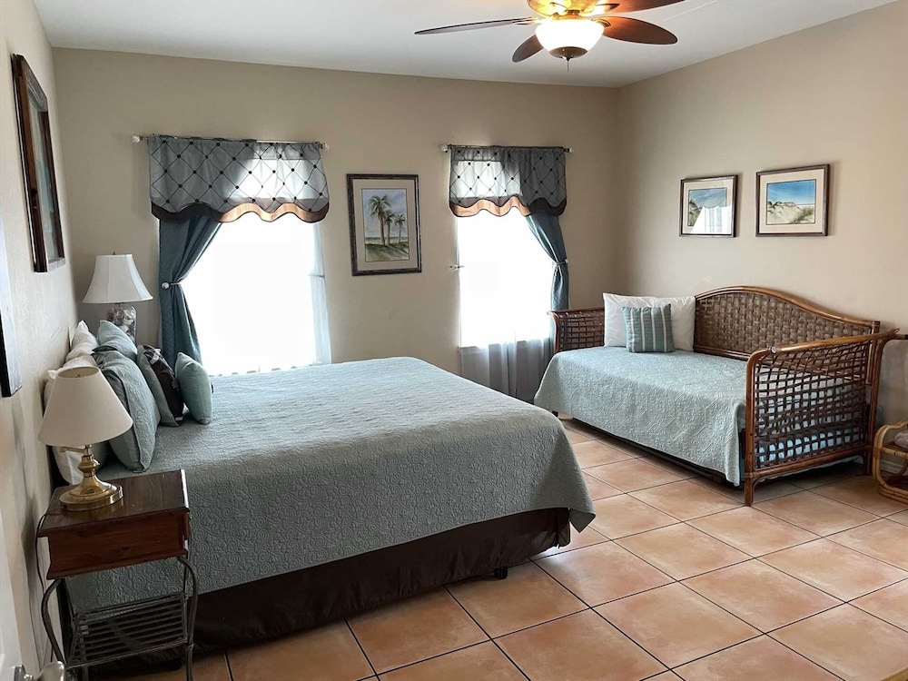 126 E Pike 4 Bedroom Condo by RedAwning view 3