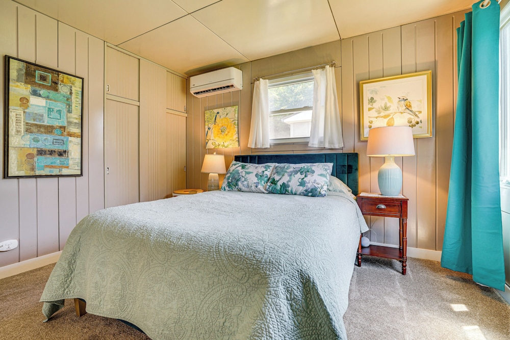Lustron of the Lakes: Retro MCM Gem in Tangletown