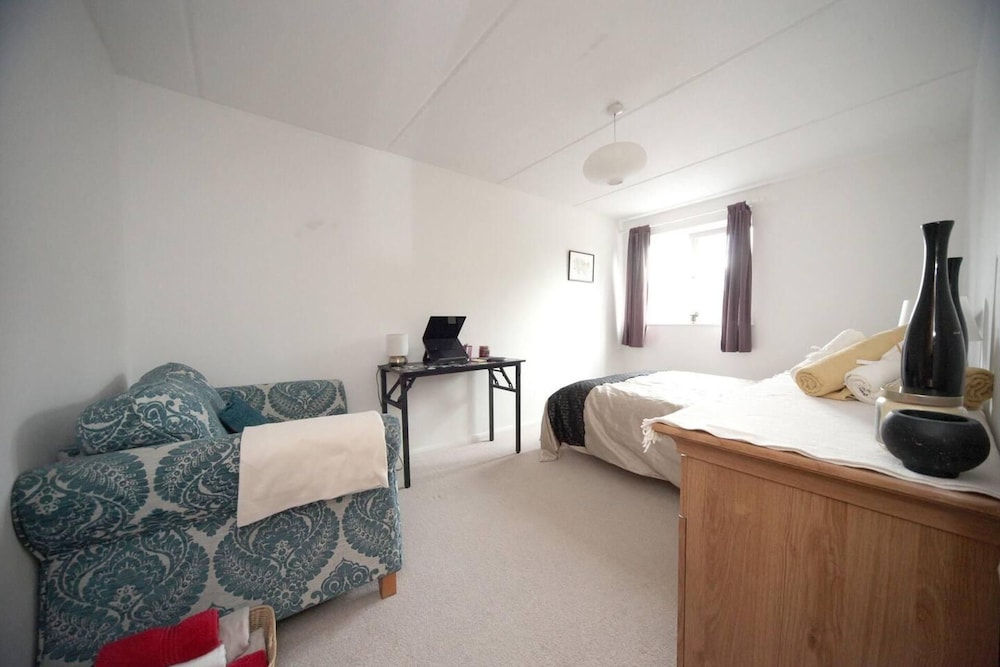 Stunning 1-bed Apartment in Milton Keynes view 4