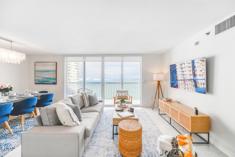 Sky High 31st Floor Condo W Parking
