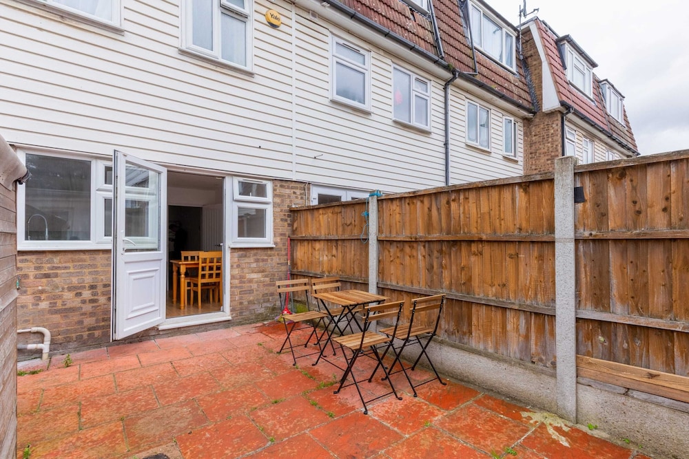 Spacious 4BD Home, Near Excel London!