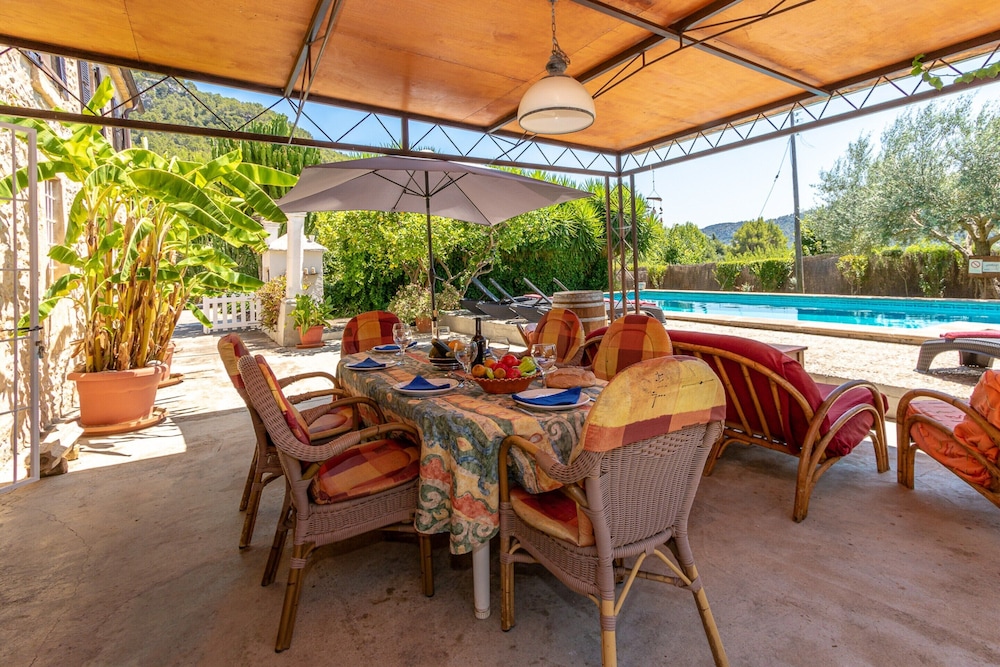 Traditional Charm With Private Pool
