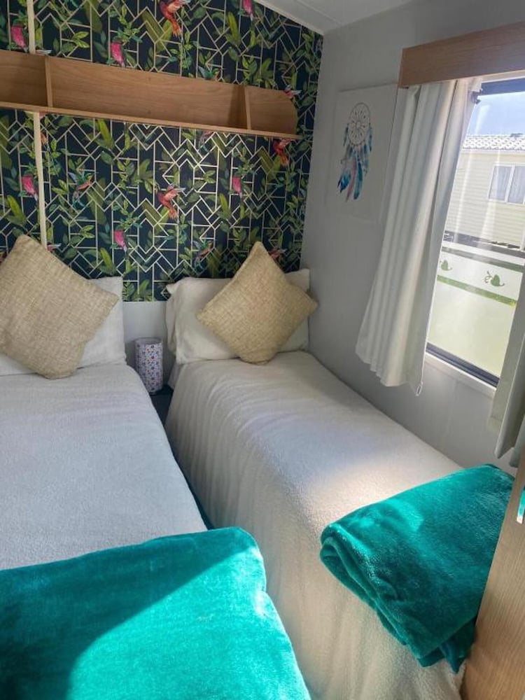 Sleeps 6, Gym, Entertainment, Pool, Beach view 4