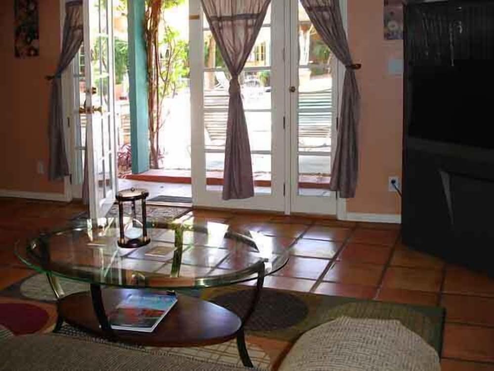 Palm Springs Vacations - Coyote Inn - Property Image 4