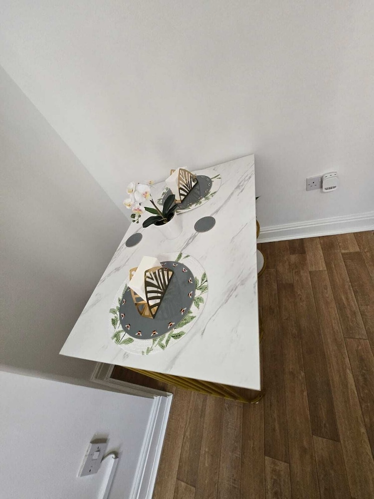 Luxury Stylish Charming City Apartment With Private Entrance in Wolverhampton