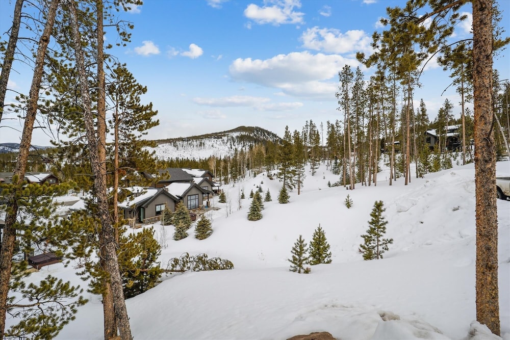 Wolverine Lookout 3 Bedroom Townhouse by RedAwning view 2
