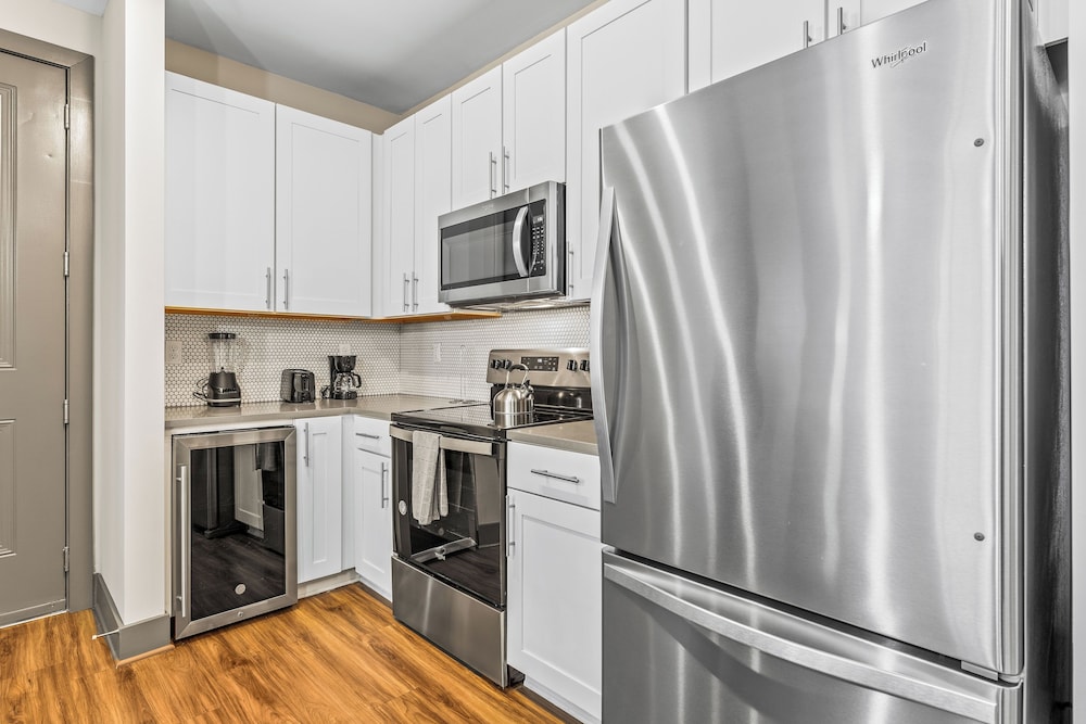Monarch Apartments 15m to Parks, Pet Friendly, Free Parking by Heavenly Homes