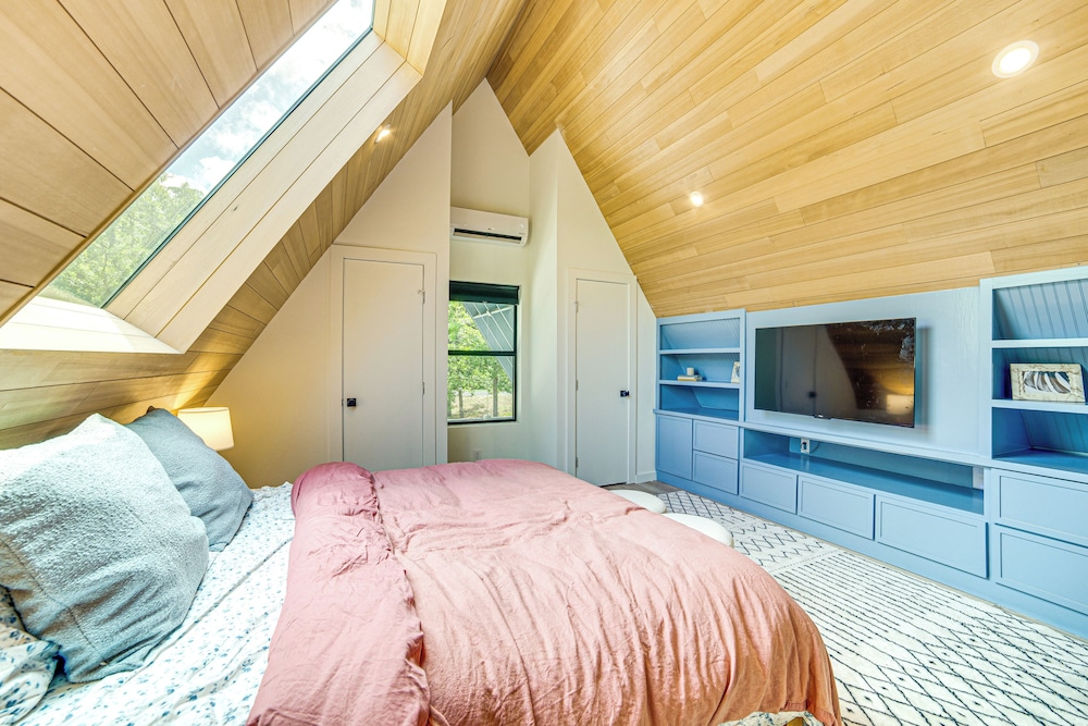 A-frame Cabin w/ Deck Near Cedar Creek Lake