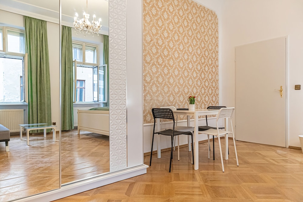 Spacious 4BR Apt Long Stay Friendly