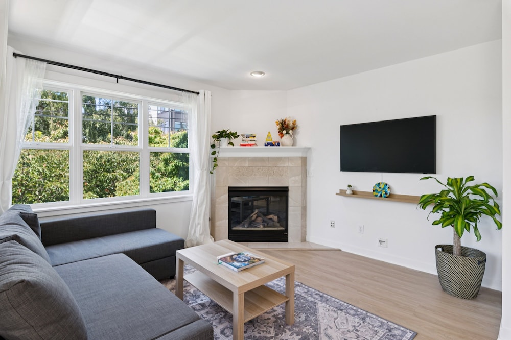 Walkable Seattle Gem Close To Everything 2 Bedroom Condo