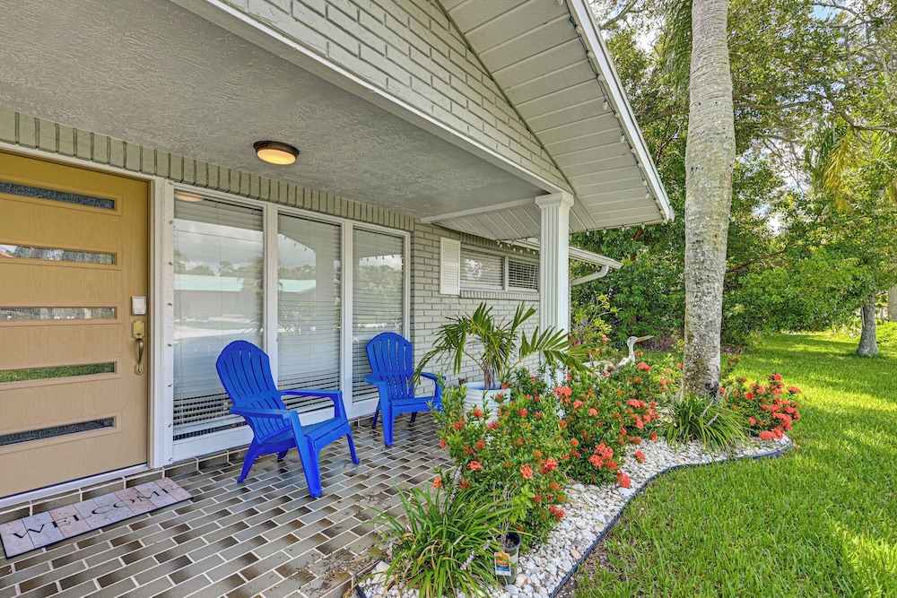 Swim, Fish & Relax: Port Richey Gem w/ Yard!