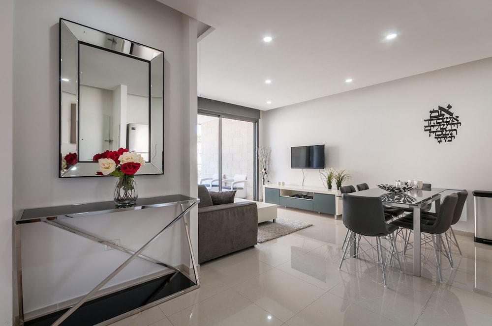 Best Location New Apt Full Amenities