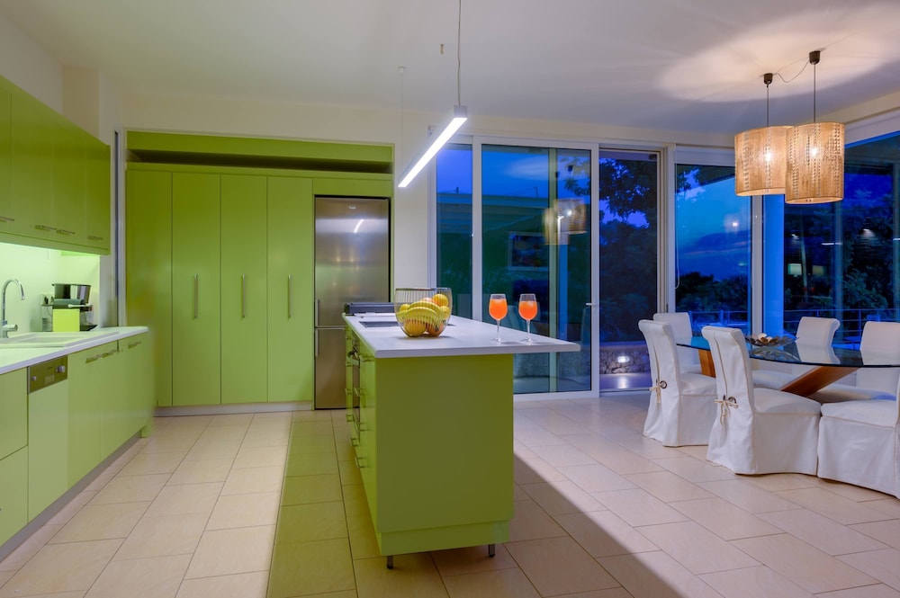 VIP Villa Panoramic Seaview Close to Beaches