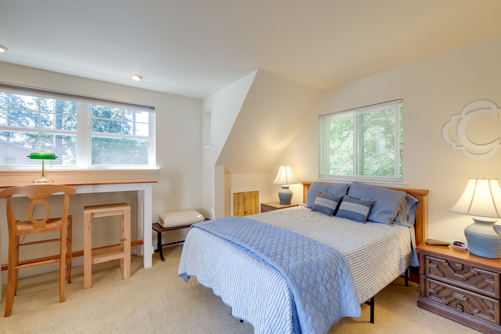 Charming Indianola Home: Walk to Town! view 3