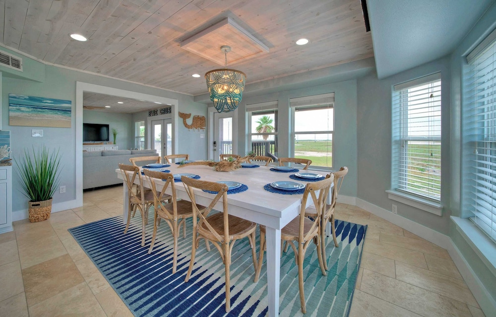 Sleeps 22 2 Homes w/ Private Pool, Game Room, Nature Views 7 BDR Avantstay