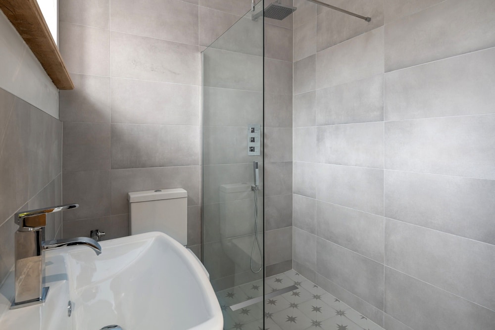 Beautiful 5 Bedroom Apartment in Capel Salem