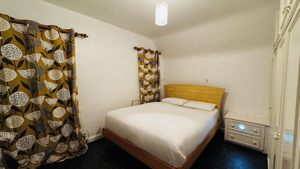 Spacious 4 Bedroom House in St Albans view 2