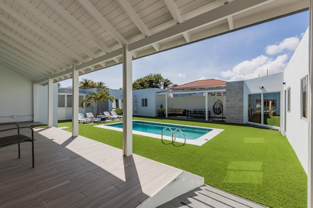 NEW Modern Stylish 6BR 6BA Villa Near Palmbeach