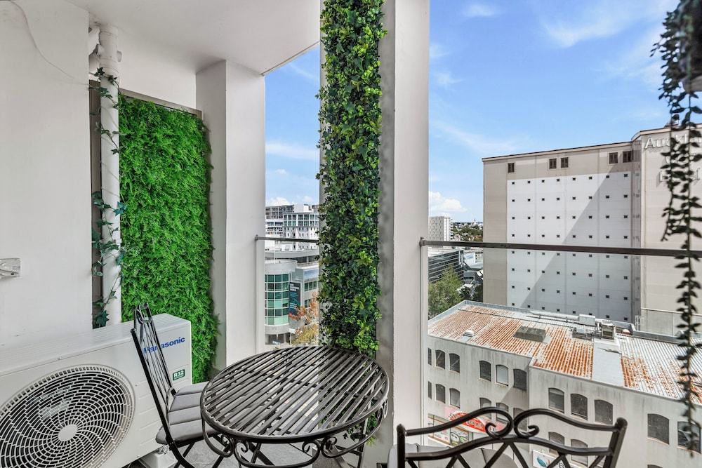 2BR Apt with Parking in Prime Spot Zodiak Stays