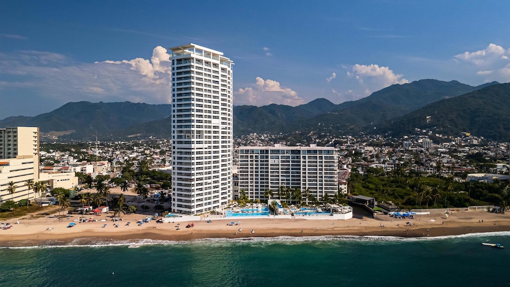 Oceanfront 1BR With Balcony - Sea View Pools