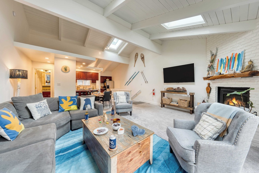 Ski Way by Avantstay Cozy Tahoe Home w/ Fireplace & Balcony