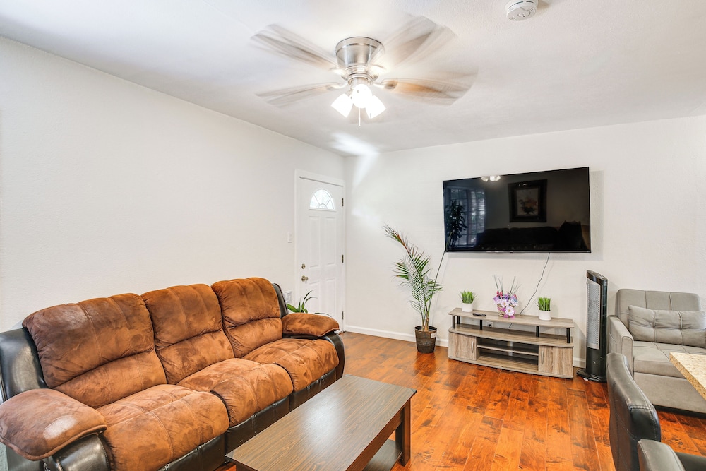 5 Mi to Coast: Centrally Located Long Beach Home!