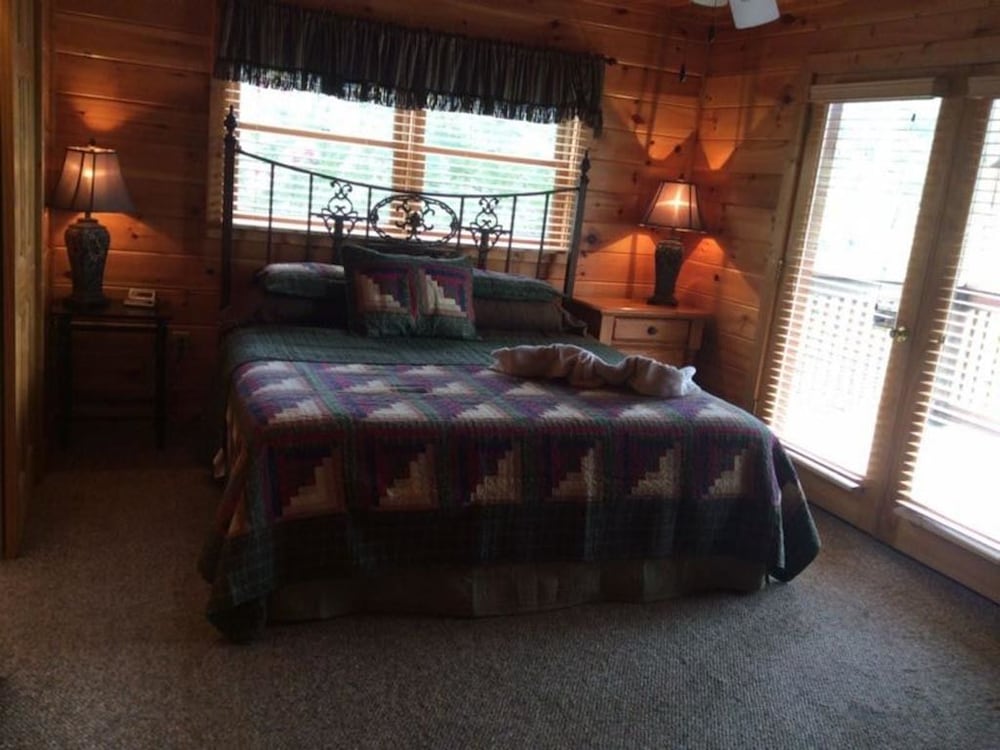 Spacious Party Hut Near Attractions by Redawning