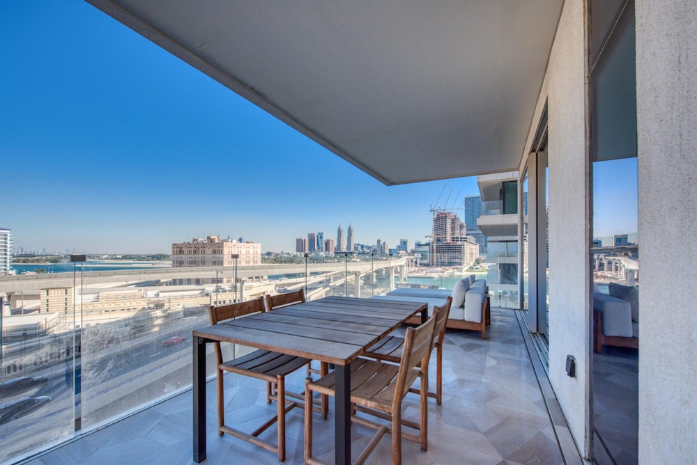 Vibrant Getaway in a Classy Five Palm Jumeirah Apt
