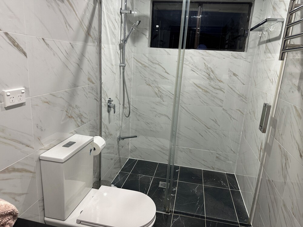 Cheerful 4 Bedroom with free Parking