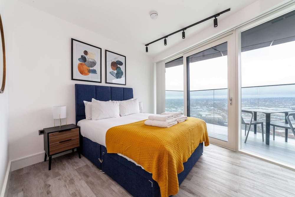 Sky-high North Acton Apartment