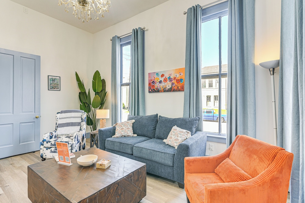 Golden-age Galveston Getaway - Walk to The Strand!