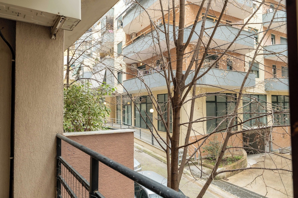 Tirent Apartment - Spacious 2-Bedroom Stay Near Liqeni i Thatë