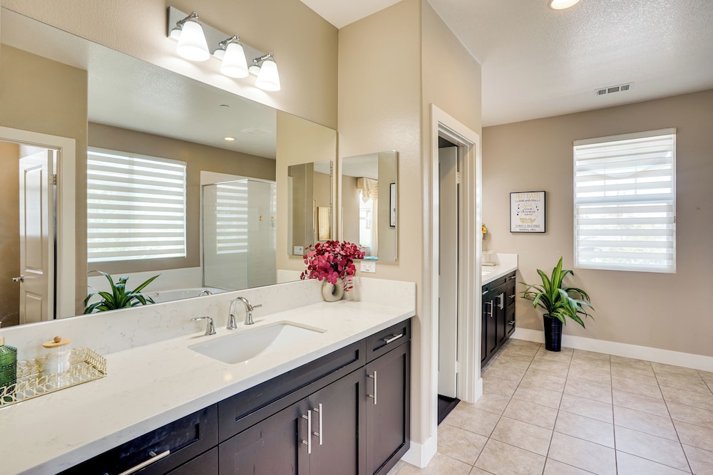 3 Mi to Disneyland: Home w/ Hot Tub + Game Room