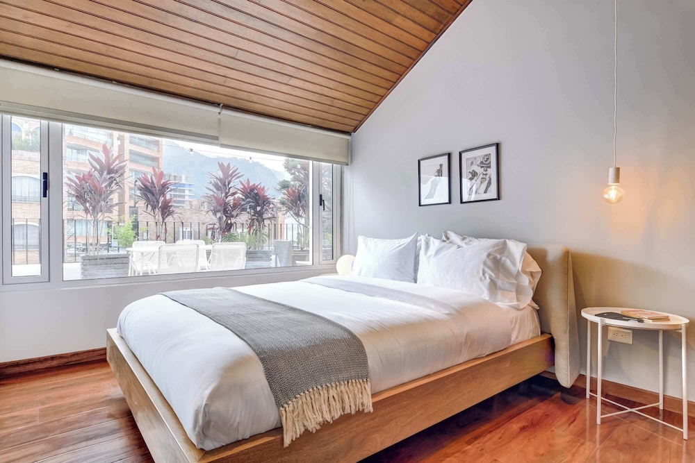 w Delightful 1BR With Terrace in Zona T