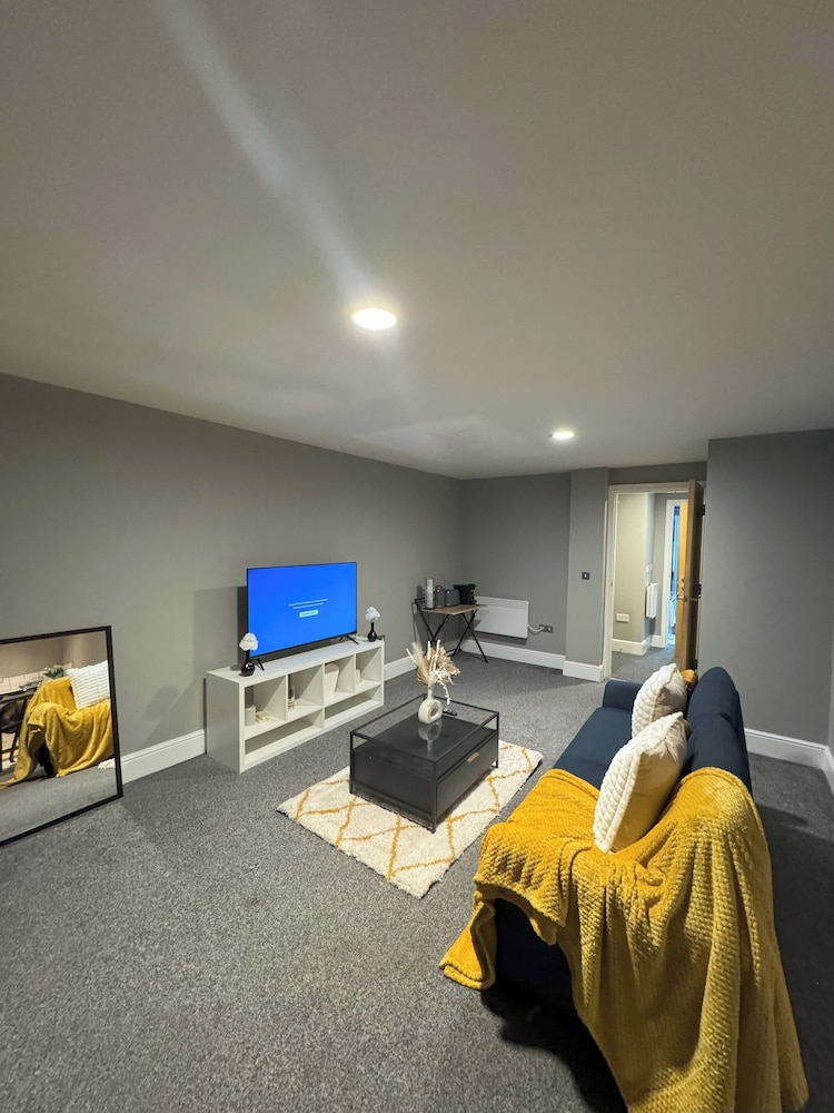 Modern 2 Bedroom City Oasis in Manchester