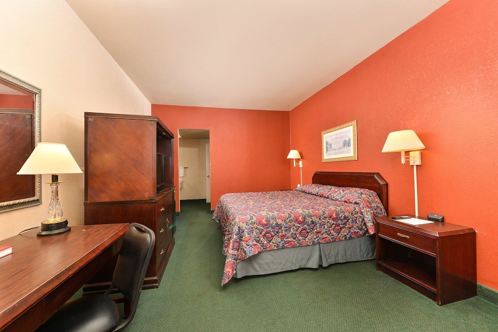 Econo Lodge Junction view 4