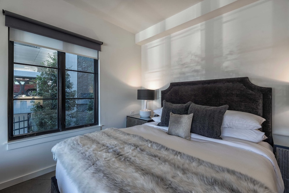 121 Hotel Floor 1 & 2 by Avantstay Sleeps 34, 10 Units in Nashville
