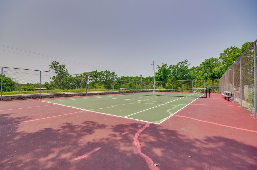 Pet-friendly Condo w/ Pool Access in Osage Beach