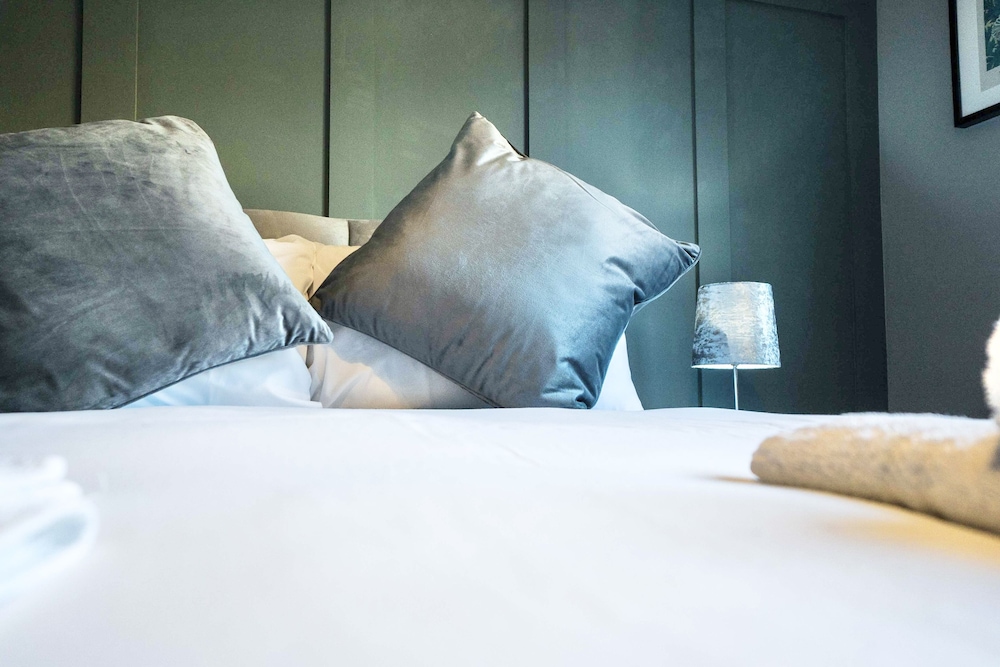 Newly Renovated Apartment in Scarborough view 5