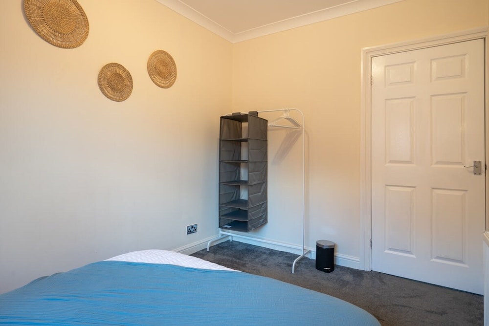 Stylish 3 Bed House-free Parking