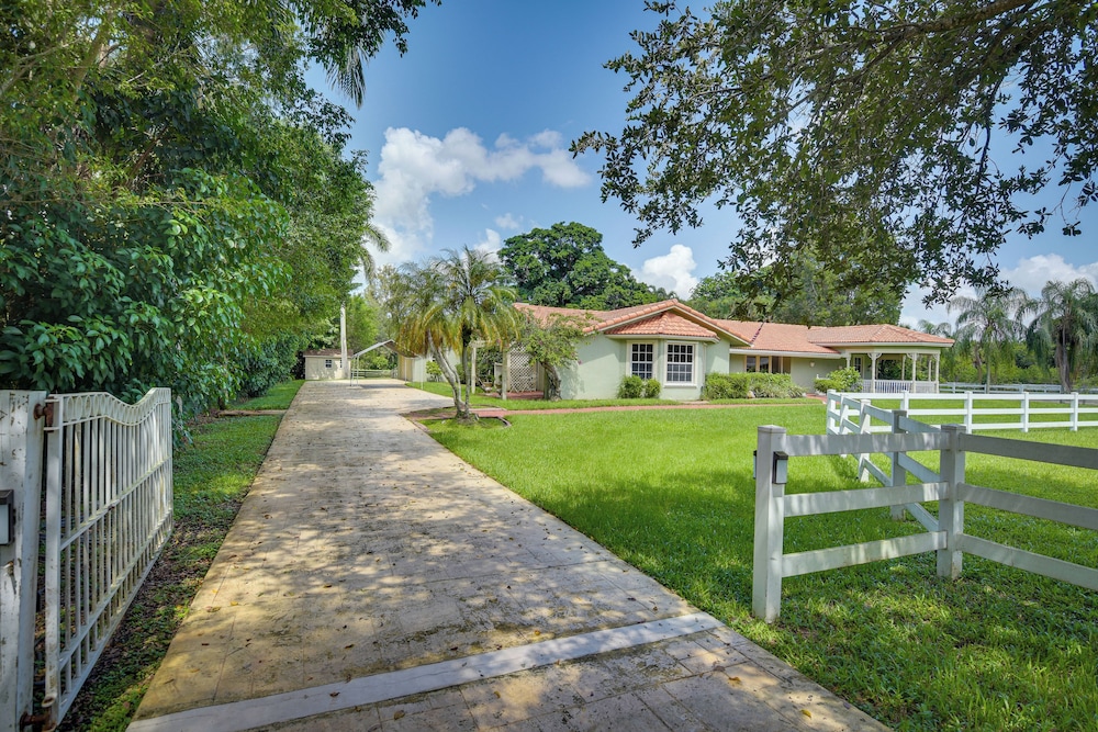 16 Mi to Fort Lauderdale: Florida Escape w/ Pool!