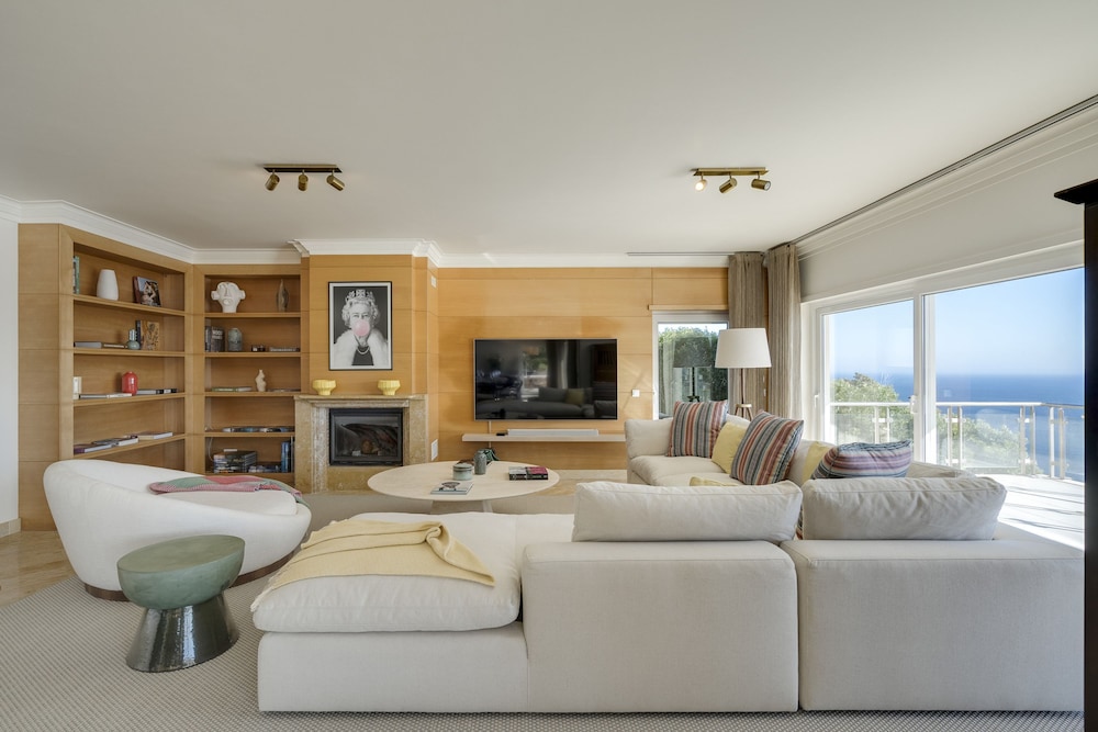 Coastline Arrabida Villa by Cadenzalux