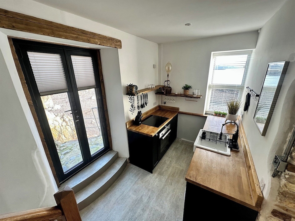 Seafront Cottage - Beach Access - Pet Friendly