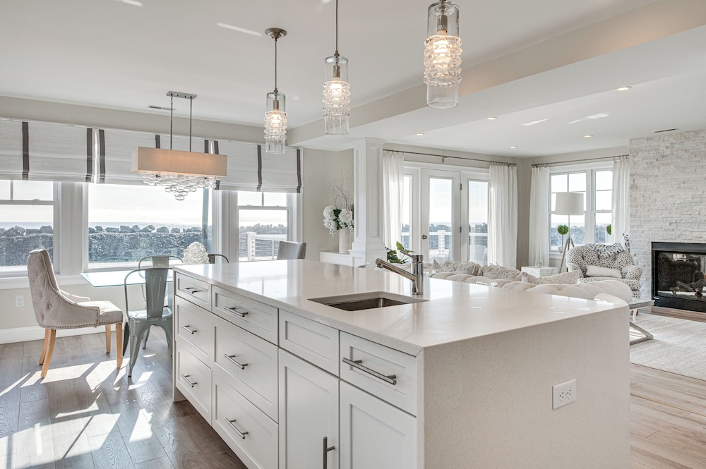 Walk to Rye Harbor State Park: Home w/ Ocean Views