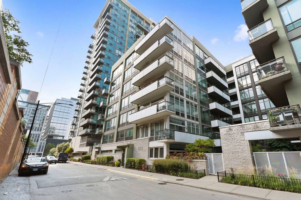 Sleek 2 Bed 2 Bath Condo in Trendy Fulton Market