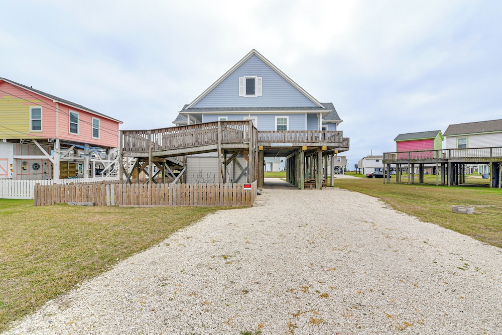 Near Surfside Jetty County Park: Home w/ Deck!