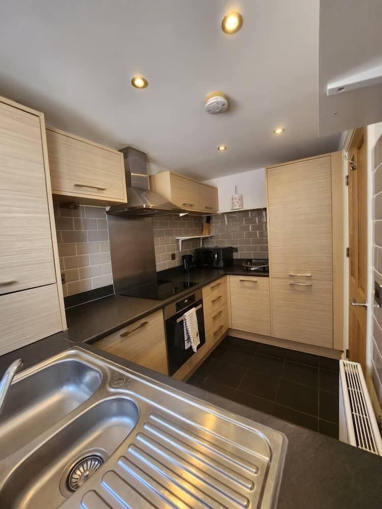 Beautiful 4 Bedroom Home With Parking by Lakeside